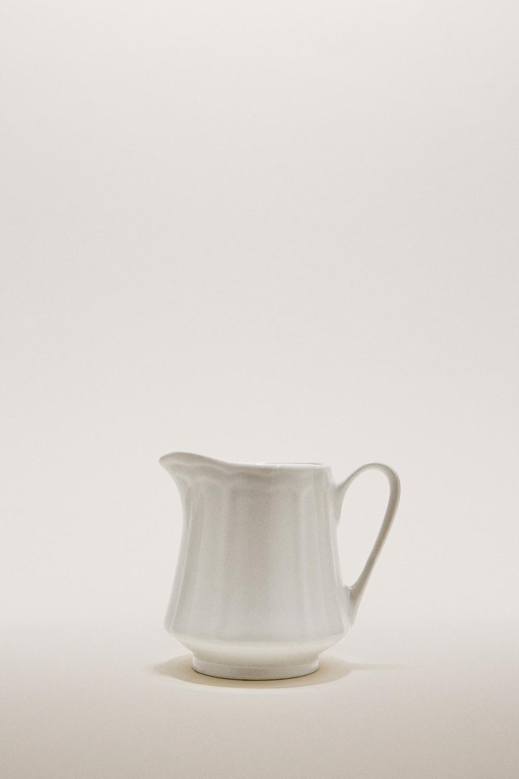 Кувшин из фарфора с рельефным узором