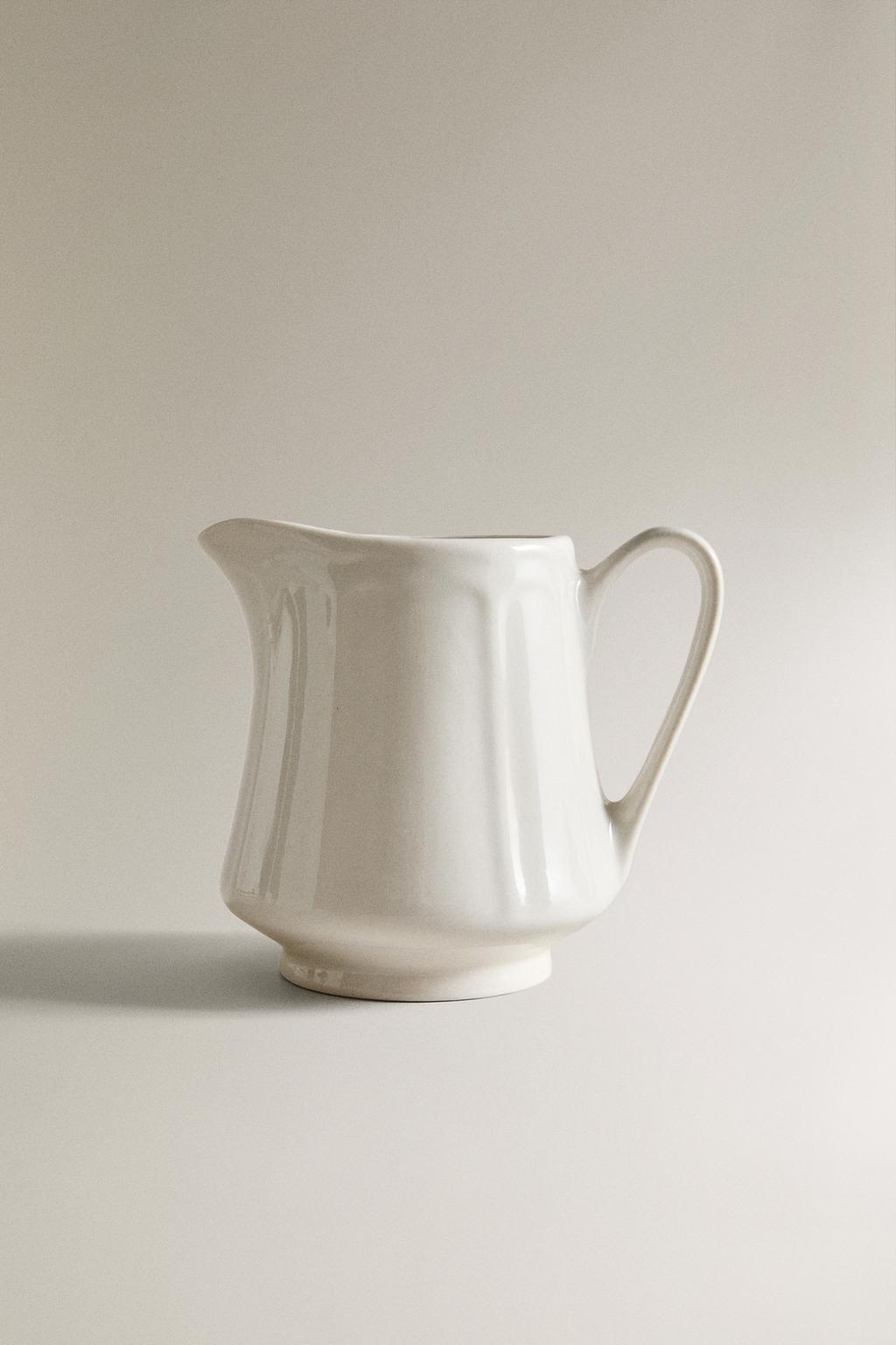 Кувшин из фарфора с рельефным узором