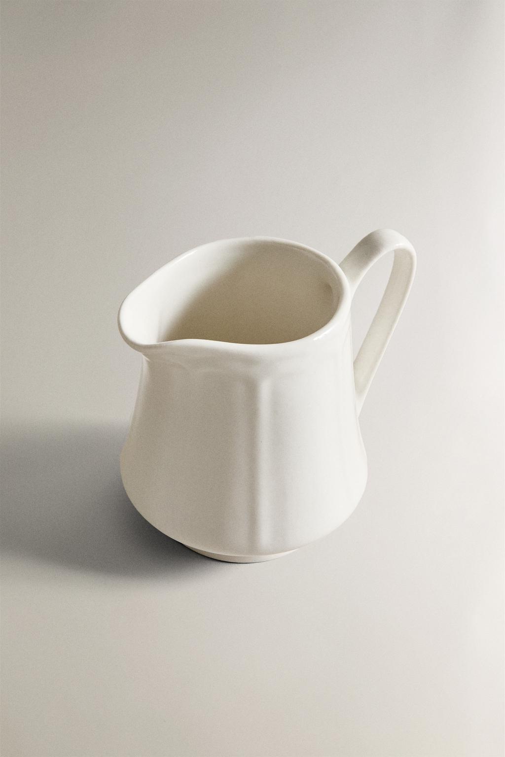 Кувшин из фарфора с рельефным узором