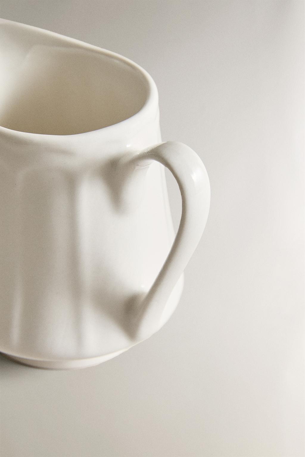 Кувшин из фарфора с рельефным узором