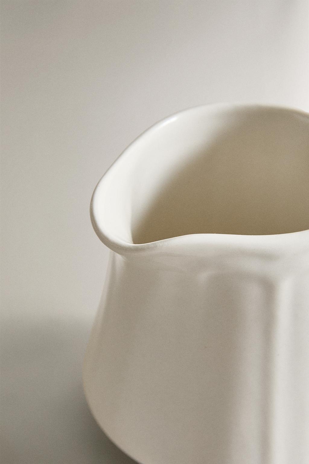 Кувшин из фарфора с рельефным узором