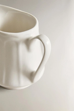 Кувшин из фарфора с рельефным узором- Заказать в России