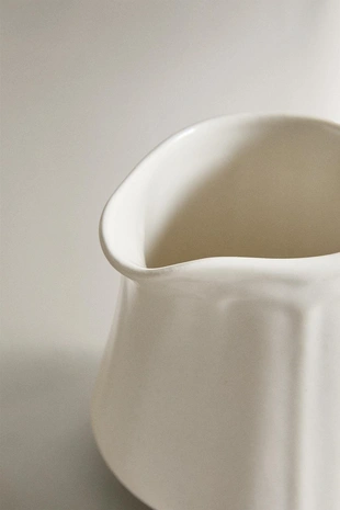 Кувшин из фарфора с рельефным узором- Заказать в России