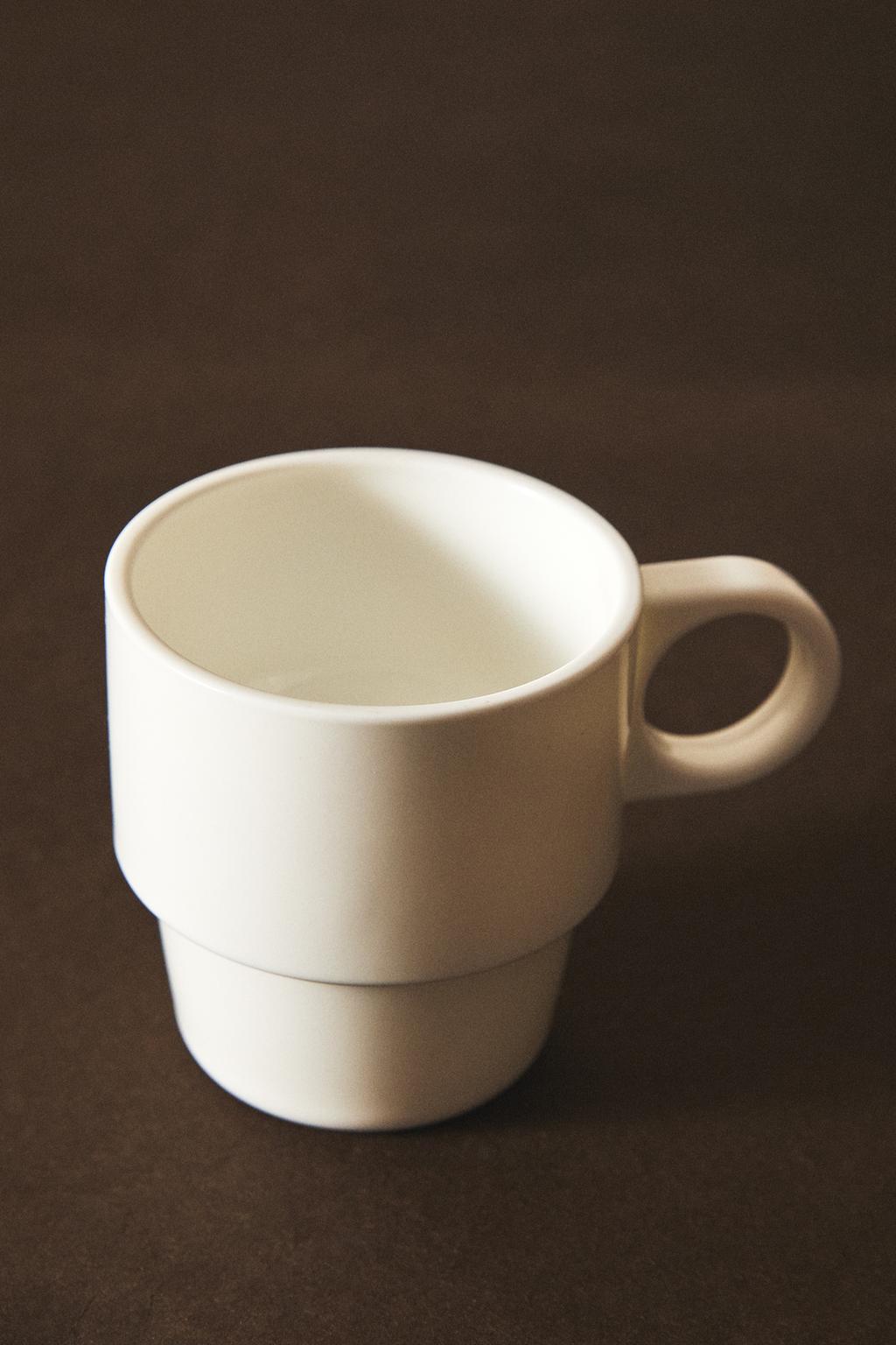 Белая стеклянная кружка