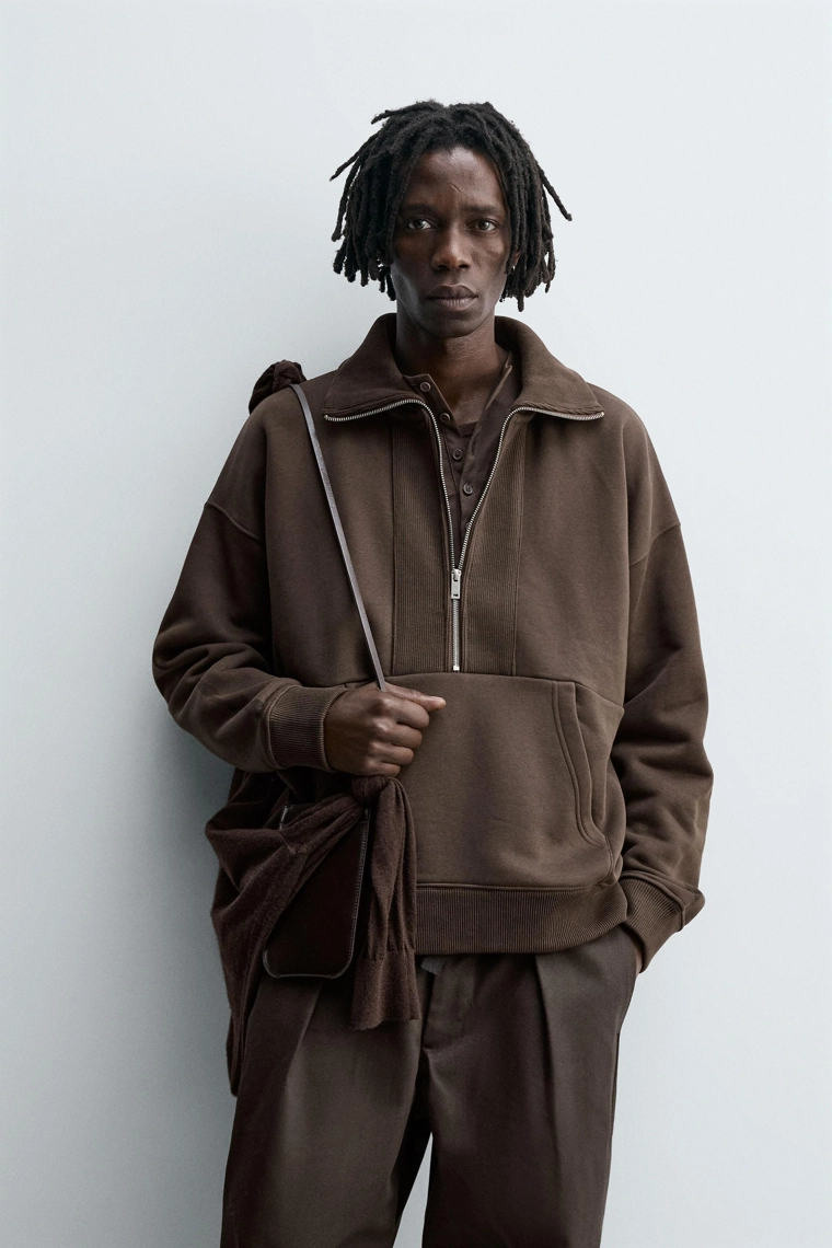 Свитшот с высоким воротником на молнии и ребристым узором