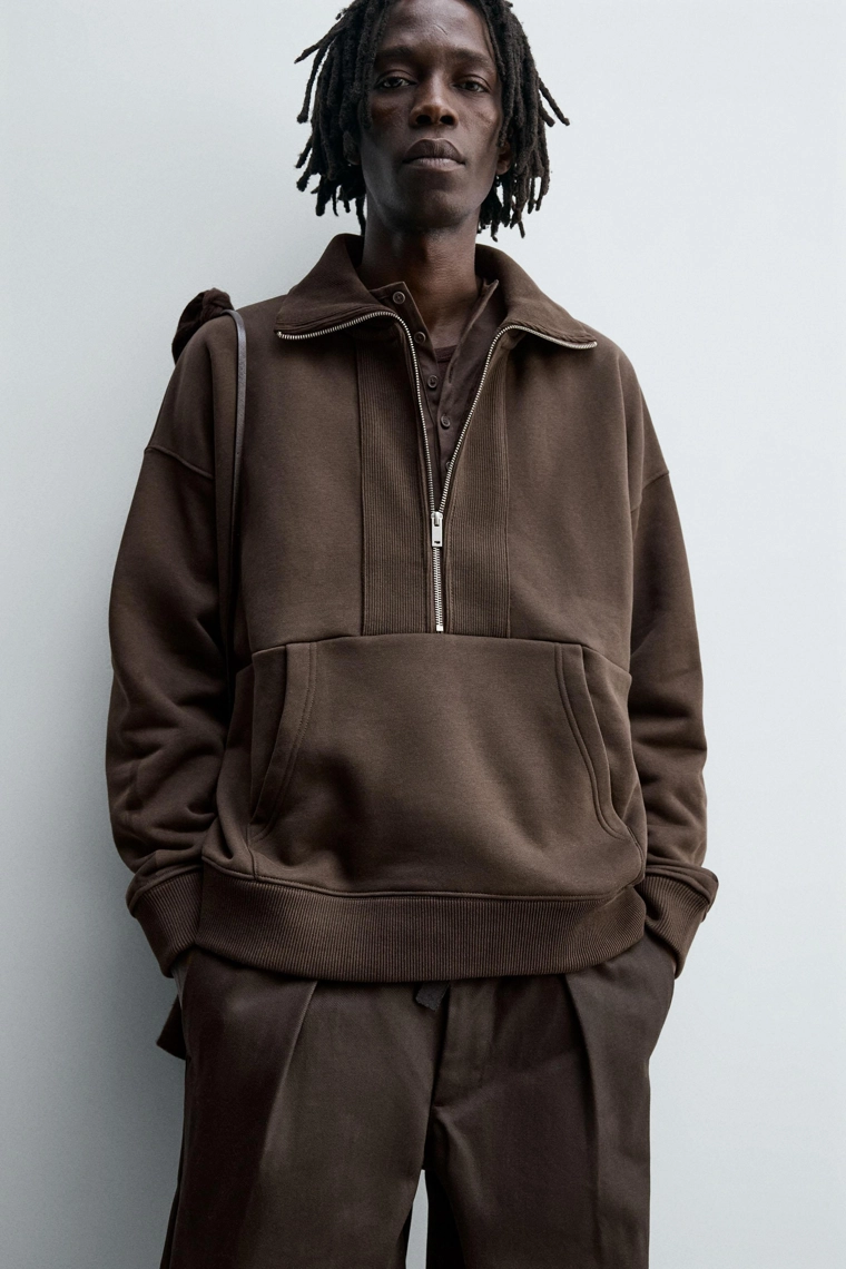 Свитшот с высоким воротником на молнии и ребристым узором