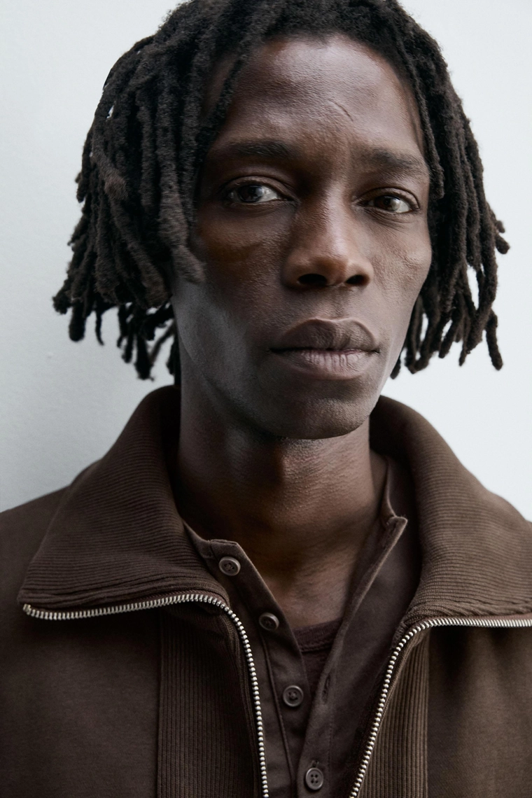 Свитшот с высоким воротником на молнии и ребристым узором