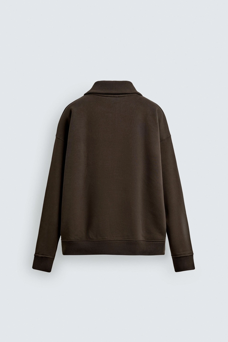 Свитшот с высоким воротником на молнии и ребристым узором