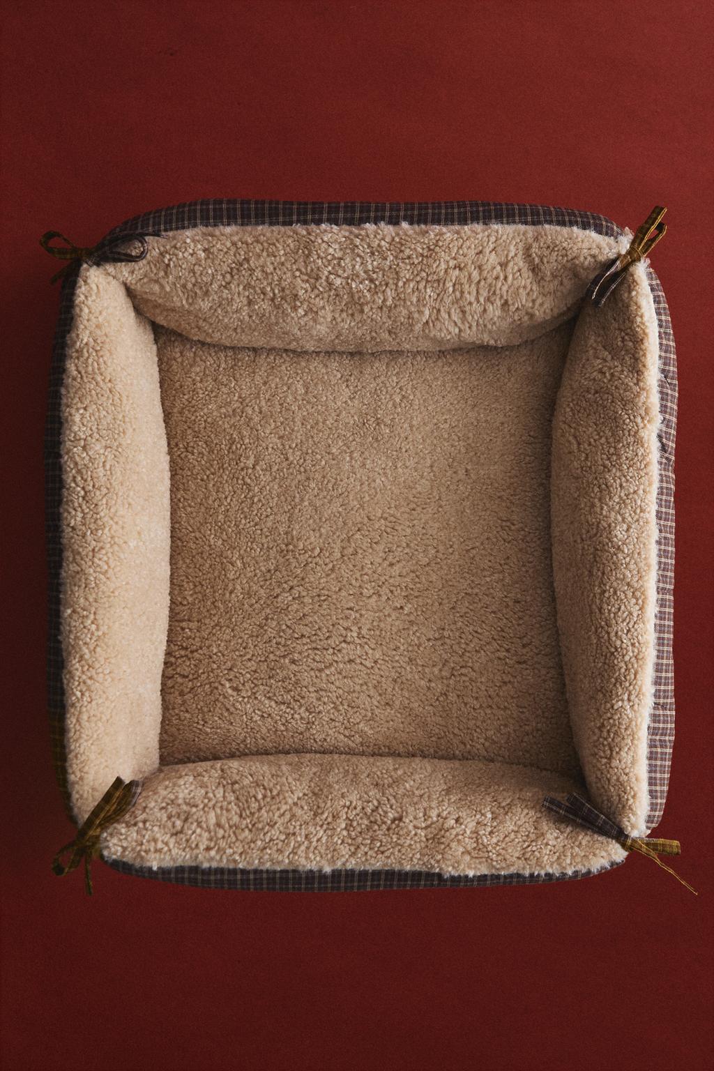 Постель для питомцев в клетчатом дизайне