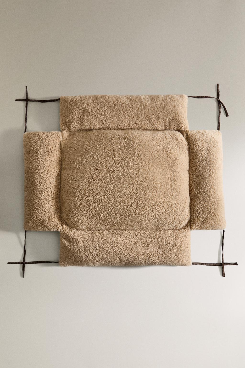 Постель для питомцев в клетчатом дизайне