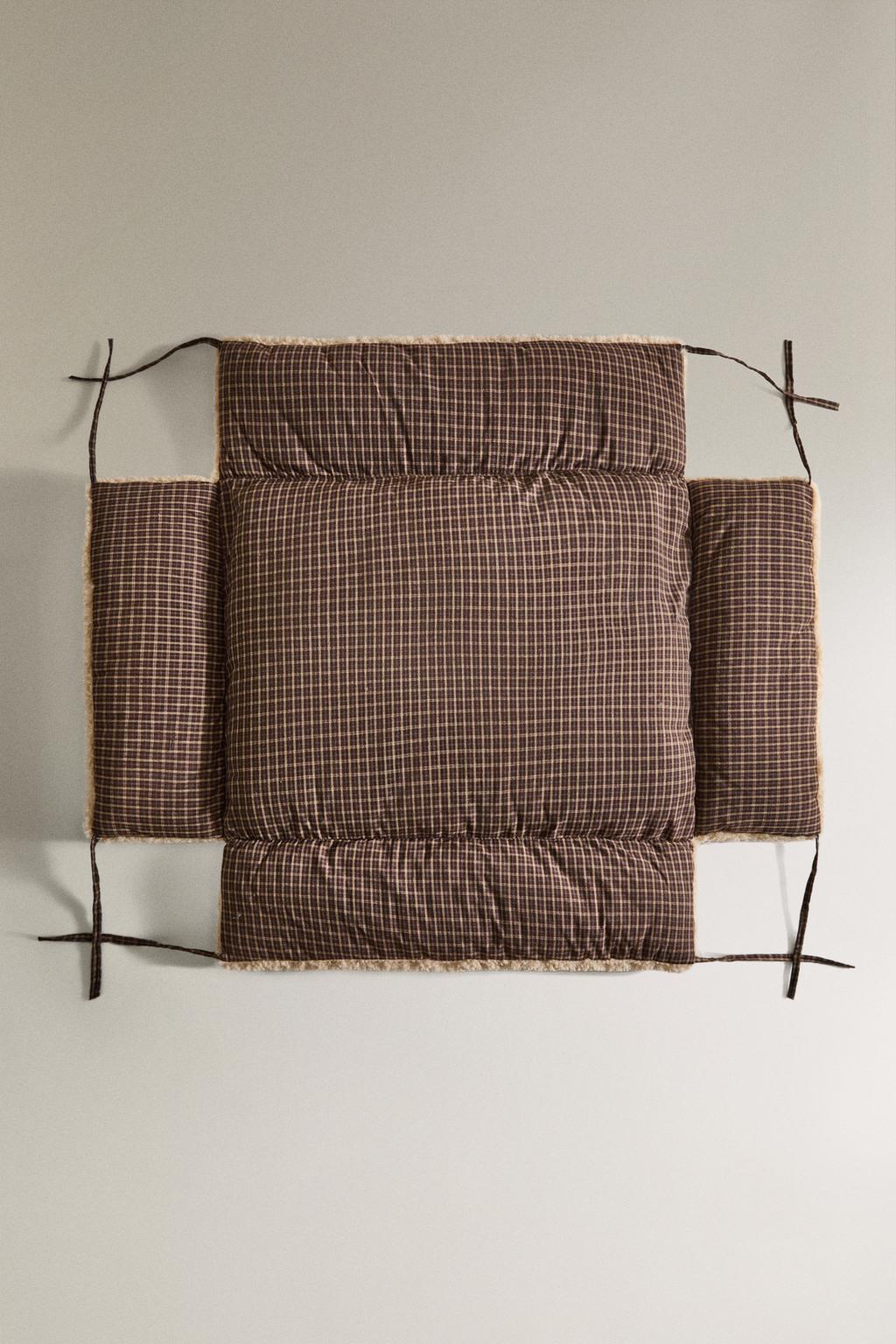 Постель для питомцев в клетчатом дизайне