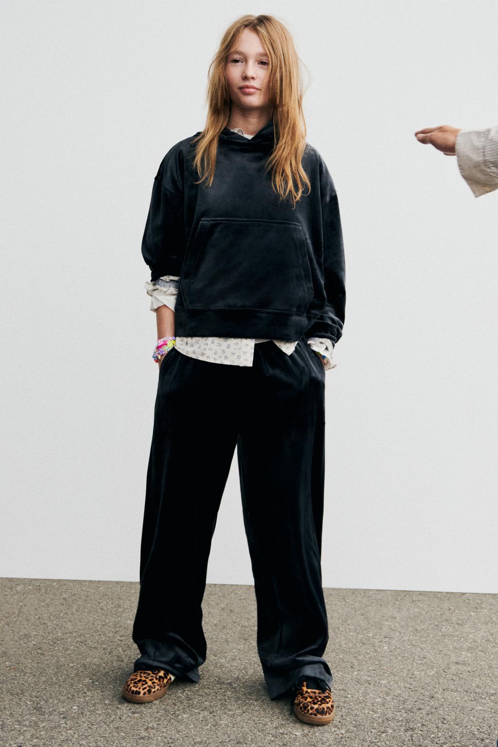 Костюм с капюшоном и широкими брюками из вельвета