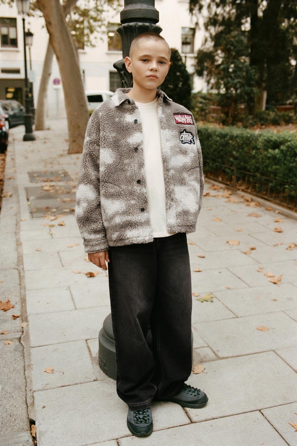 КУРТКА-РУБАШКА ИЗ ИСКУССТВЕННОЙ ОВЧИНЫ С ЗАПЛАТКАМИ В СТИЛЕ ТАЙ-ДАЙ