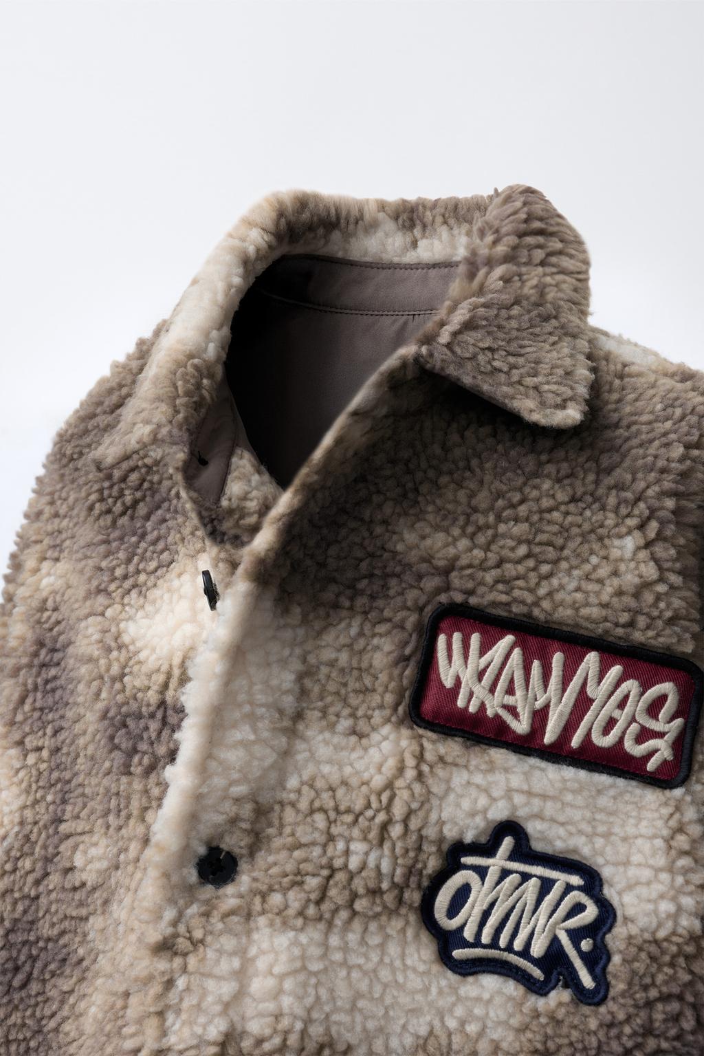 КУРТКА-РУБАШКА ИЗ ИСКУССТВЕННОЙ ОВЧИНЫ С ЗАПЛАТКАМИ В СТИЛЕ ТАЙ-ДАЙ