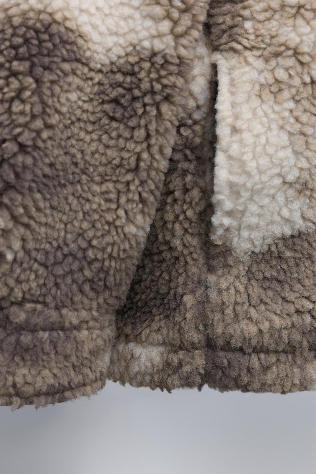 КУРТКА-РУБАШКА ИЗ ИСКУССТВЕННОЙ ОВЧИНЫ С ЗАПЛАТКАМИ В СТИЛЕ ТАЙ-ДАЙ