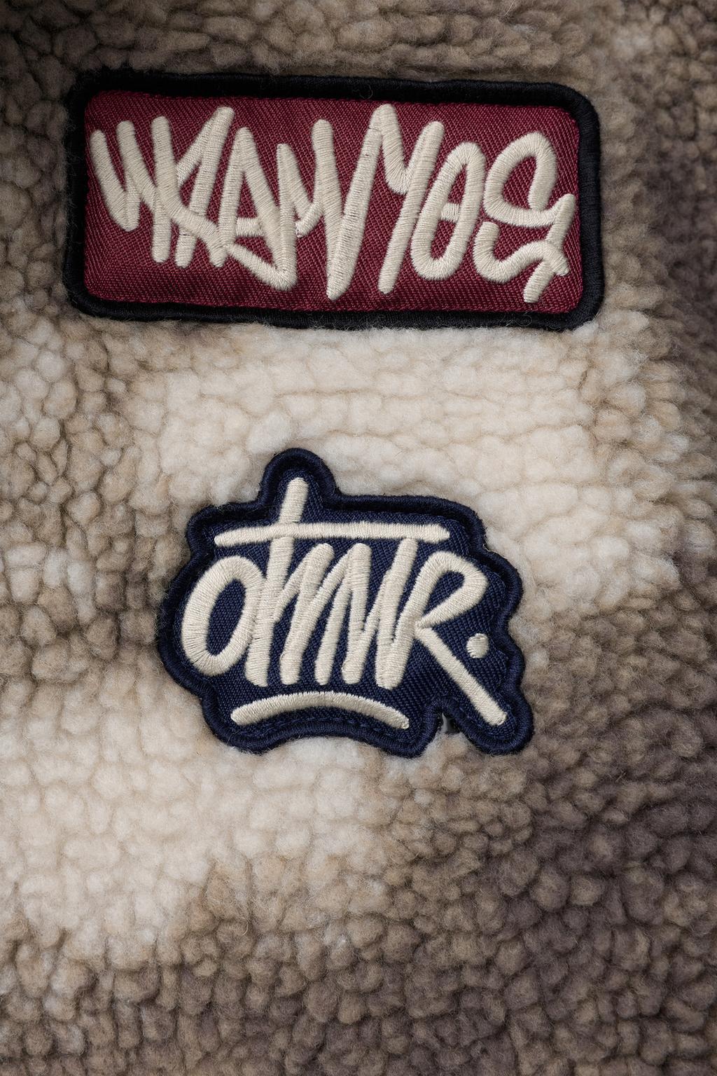 КУРТКА-РУБАШКА ИЗ ИСКУССТВЕННОЙ ОВЧИНЫ С ЗАПЛАТКАМИ В СТИЛЕ ТАЙ-ДАЙ