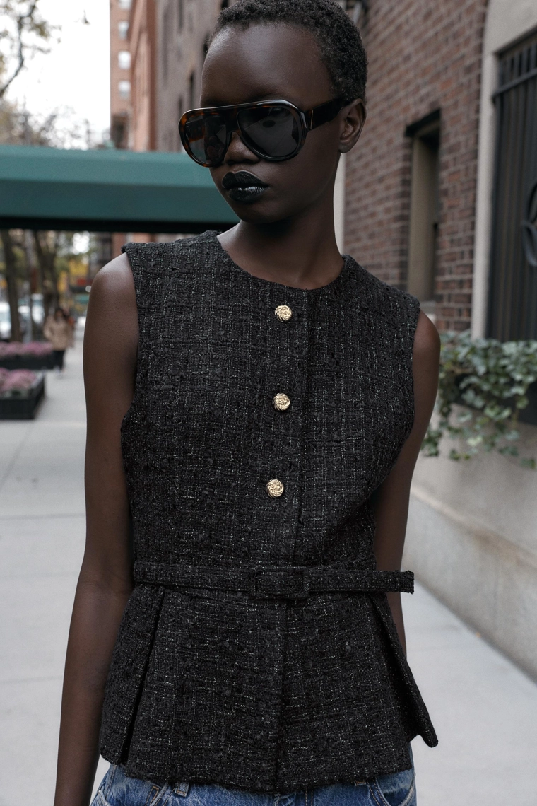 Жилет с притачным поясом из металлической нити