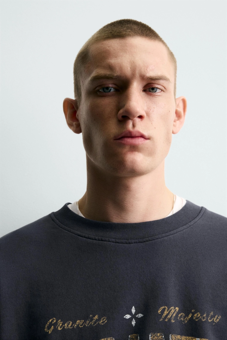 Свитшот с надписью и мятным эффектом