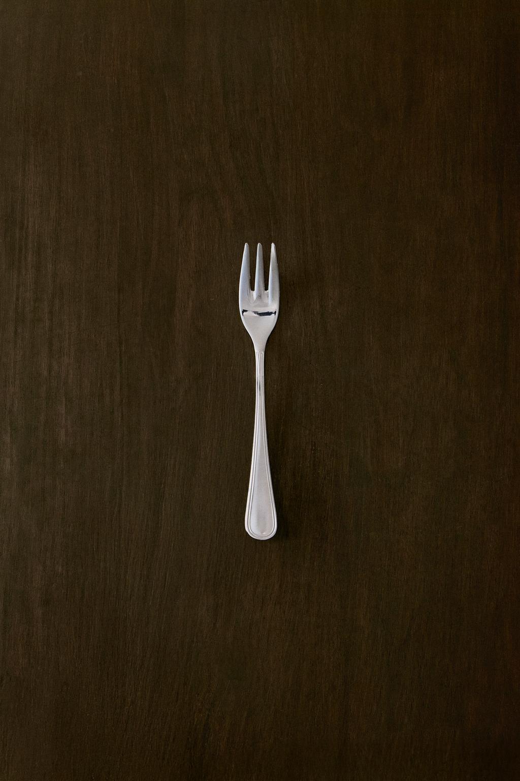 Блестящий стальной рыбный вилы