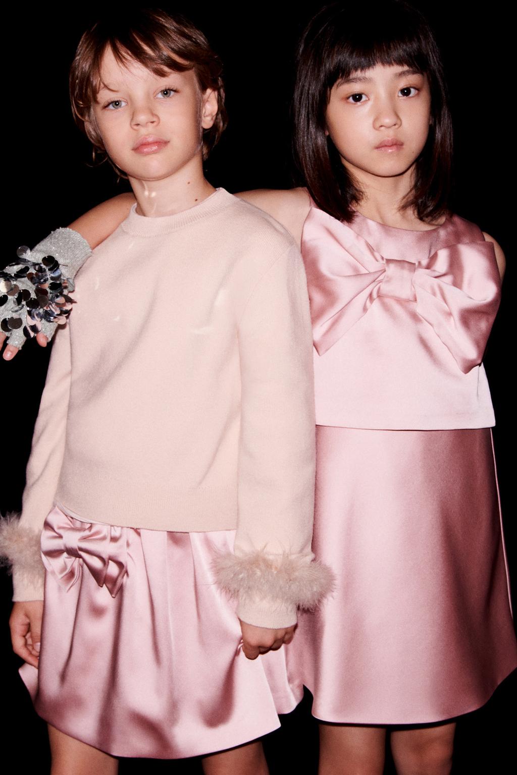 АТЛАСНОЕ ПЛАТЬЕ-НАКИДКА С БАНТОМ