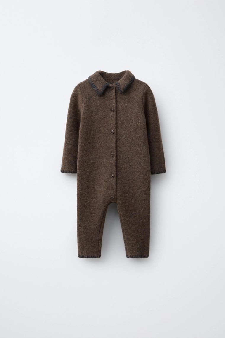 Свитер-комбинезон из вязаного полотна с контрастными деталями