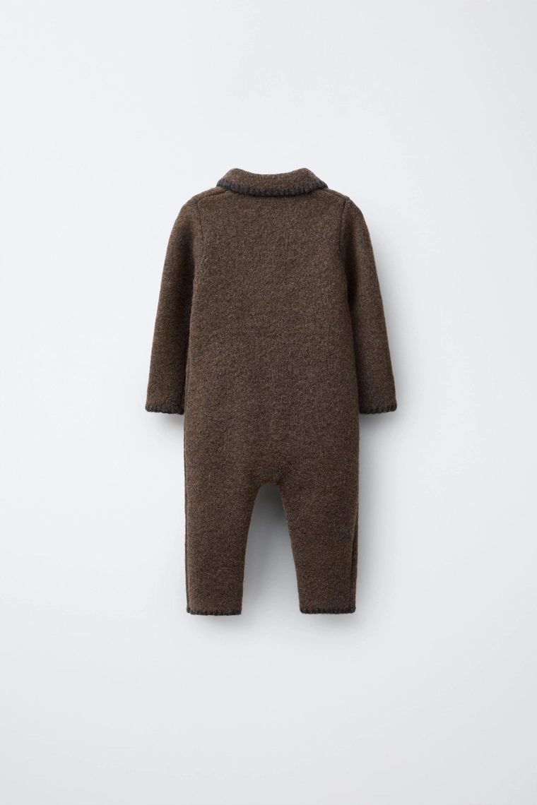 Свитер-комбинезон из вязаного полотна с контрастными деталями