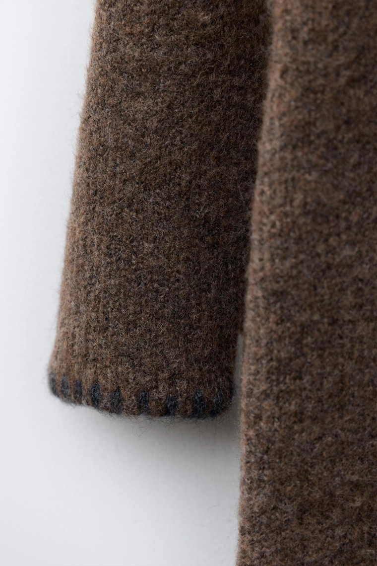 Свитер-комбинезон из вязаного полотна с контрастными деталями