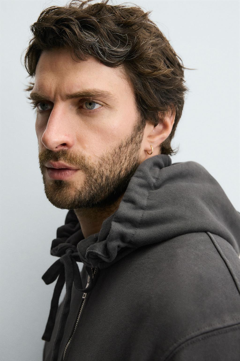 ХУДИ НА МОЛНИИ