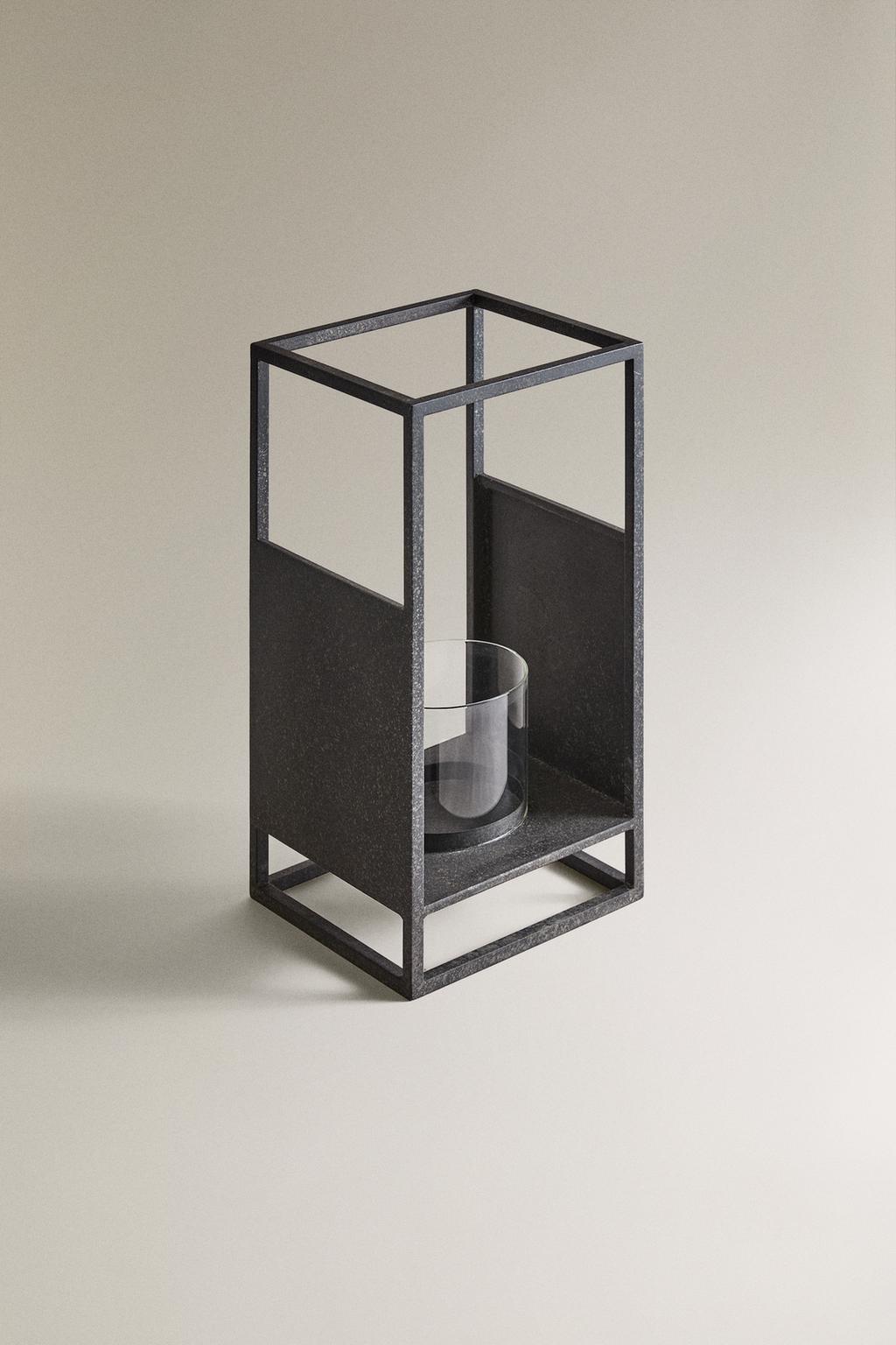 Чёрный металлический фонарь