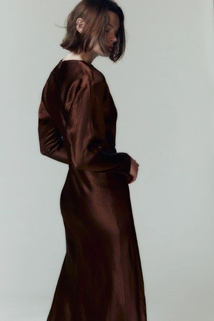 Платье миди с эффектом мятой ткани и складками- Заказать в России