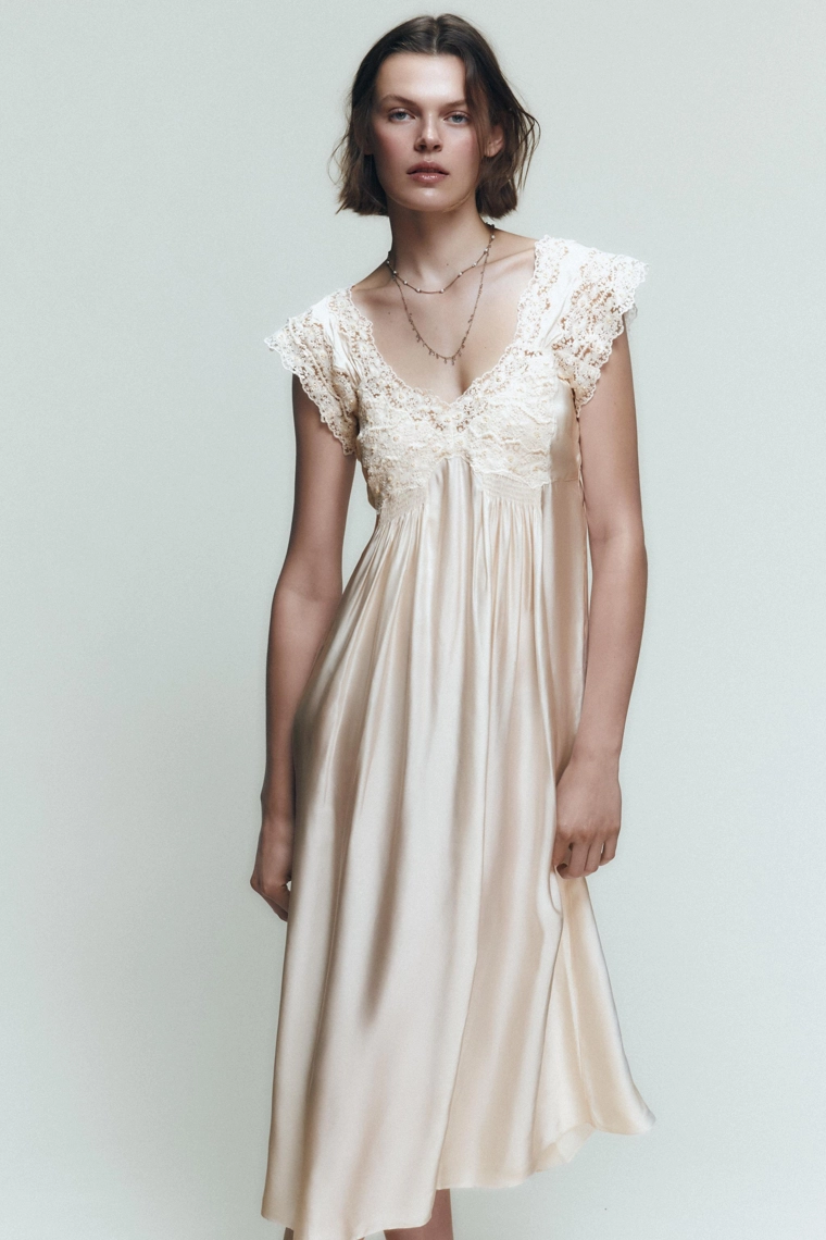 Платье-камисоль из атласа с кружевом