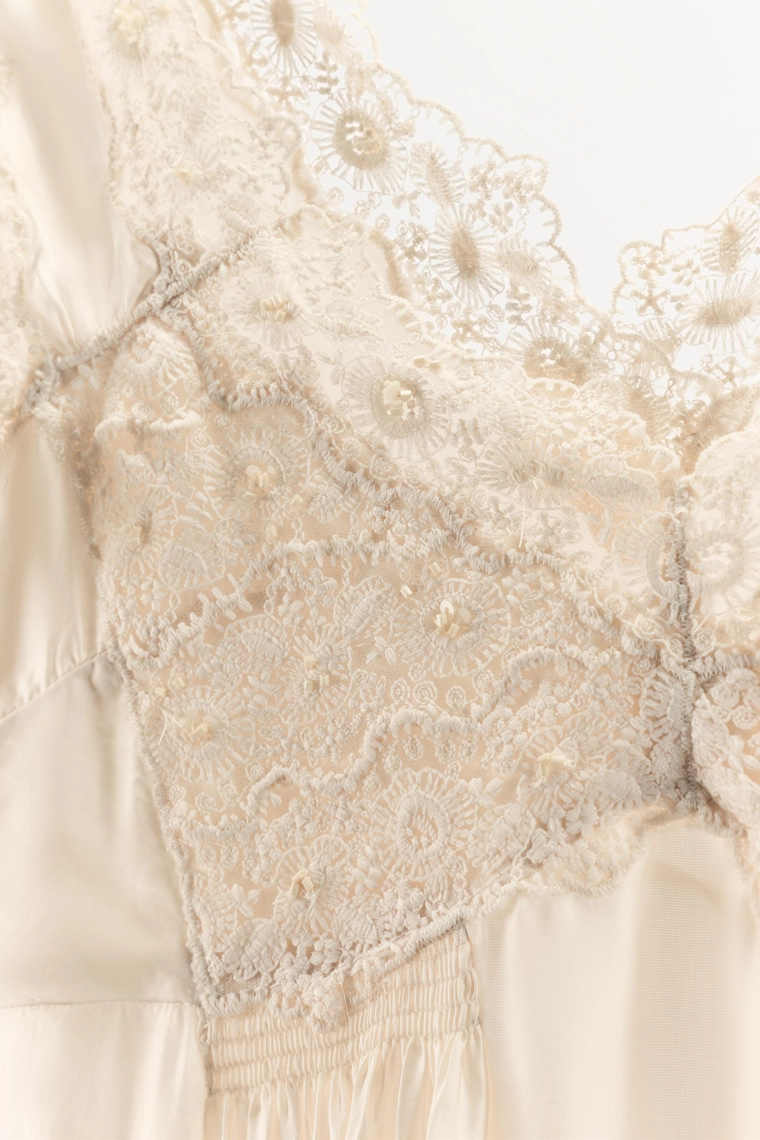 Платье-камисоль из атласа с кружевом