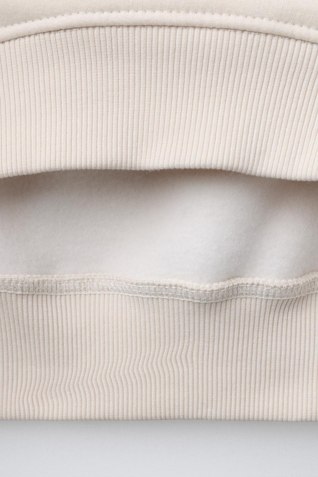 ТОЛСТОВКА С НАДПИСЬЮ И СТРАЗАМИ