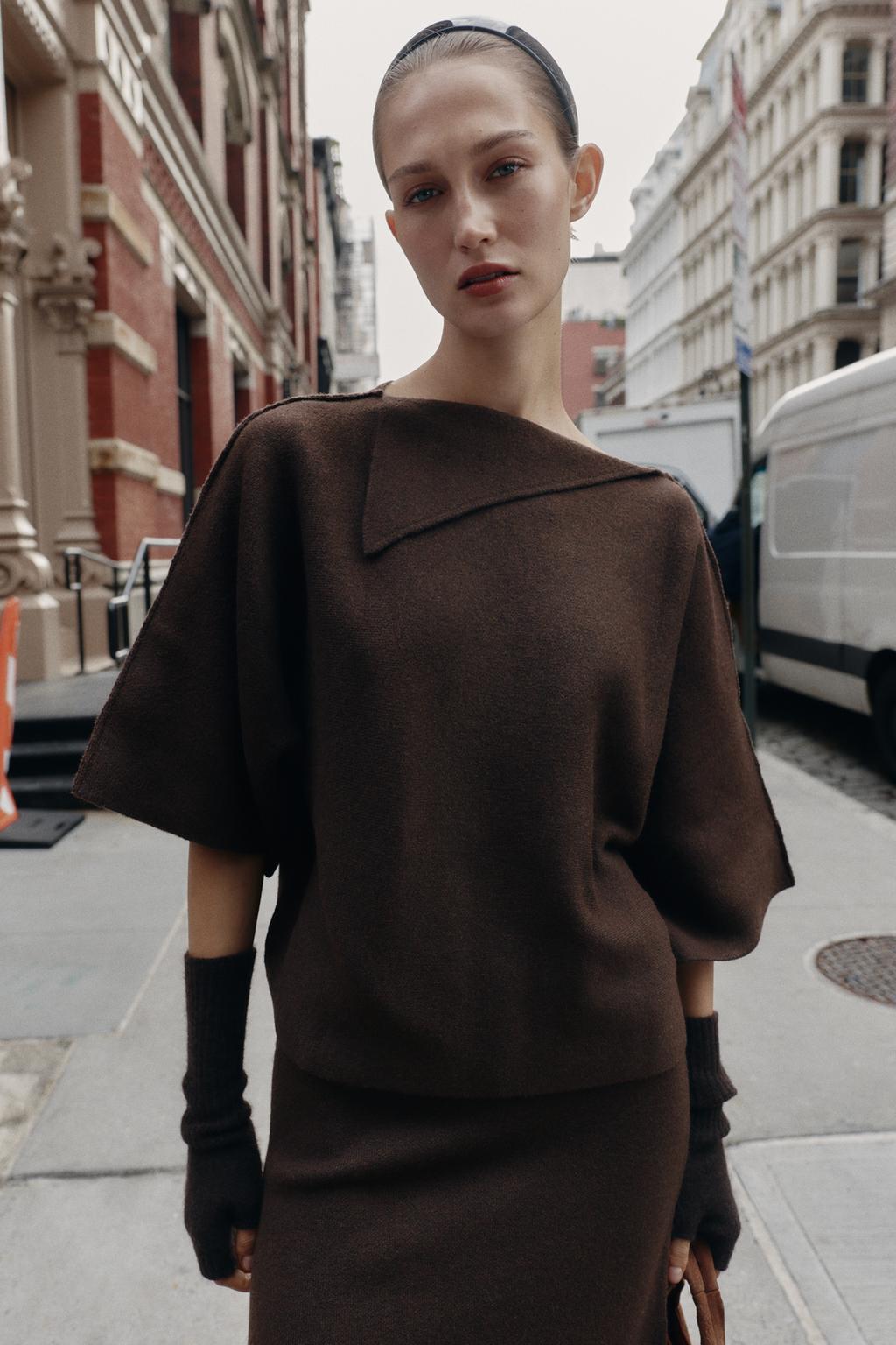 ВЯЗАНЫЙ ДЖЕРСИ С ВОРОТНИКОМ НА ЛАЦКАНАХ