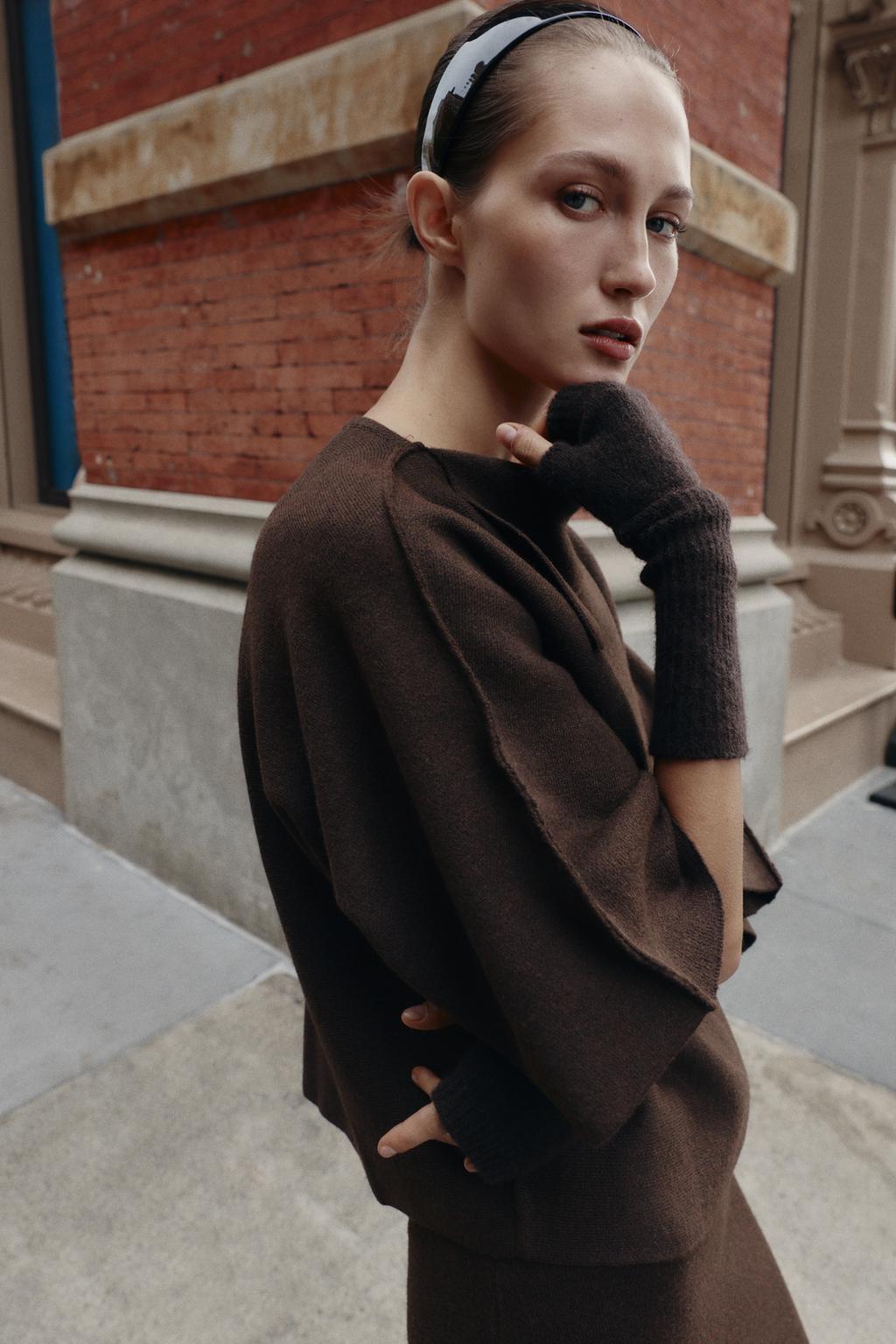 ВЯЗАНЫЙ ДЖЕРСИ С ВОРОТНИКОМ НА ЛАЦКАНАХ