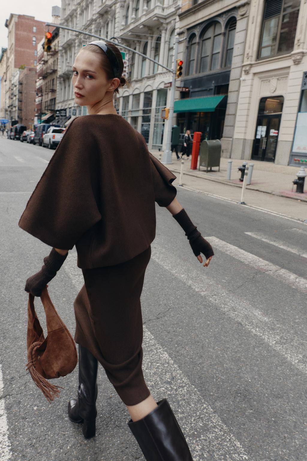 ВЯЗАНЫЙ ДЖЕРСИ С ВОРОТНИКОМ НА ЛАЦКАНАХ