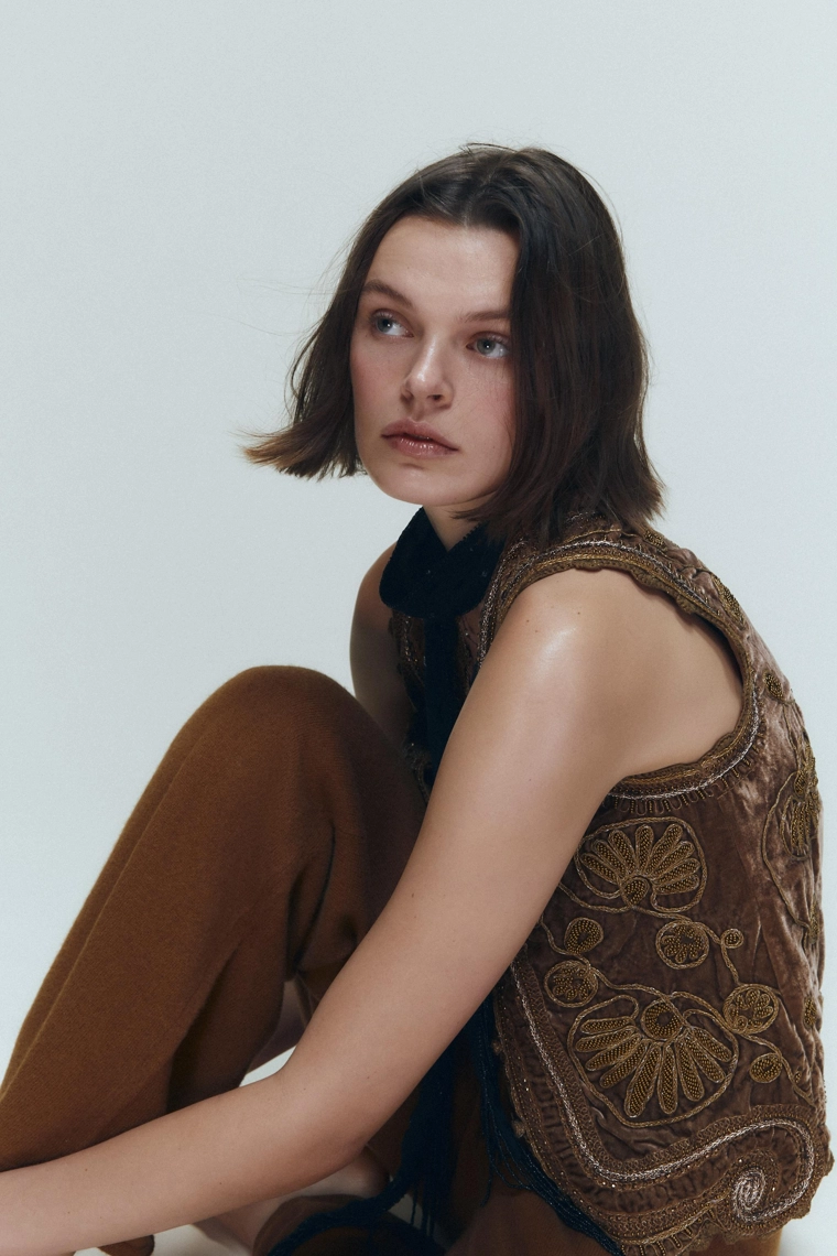 Жилет из бархата вышивка бисером limited edition