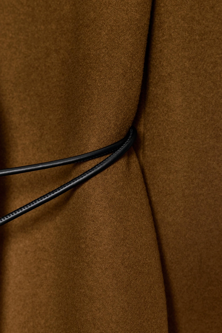 Пальто из шерсти с кожаным поясом коллекция zw