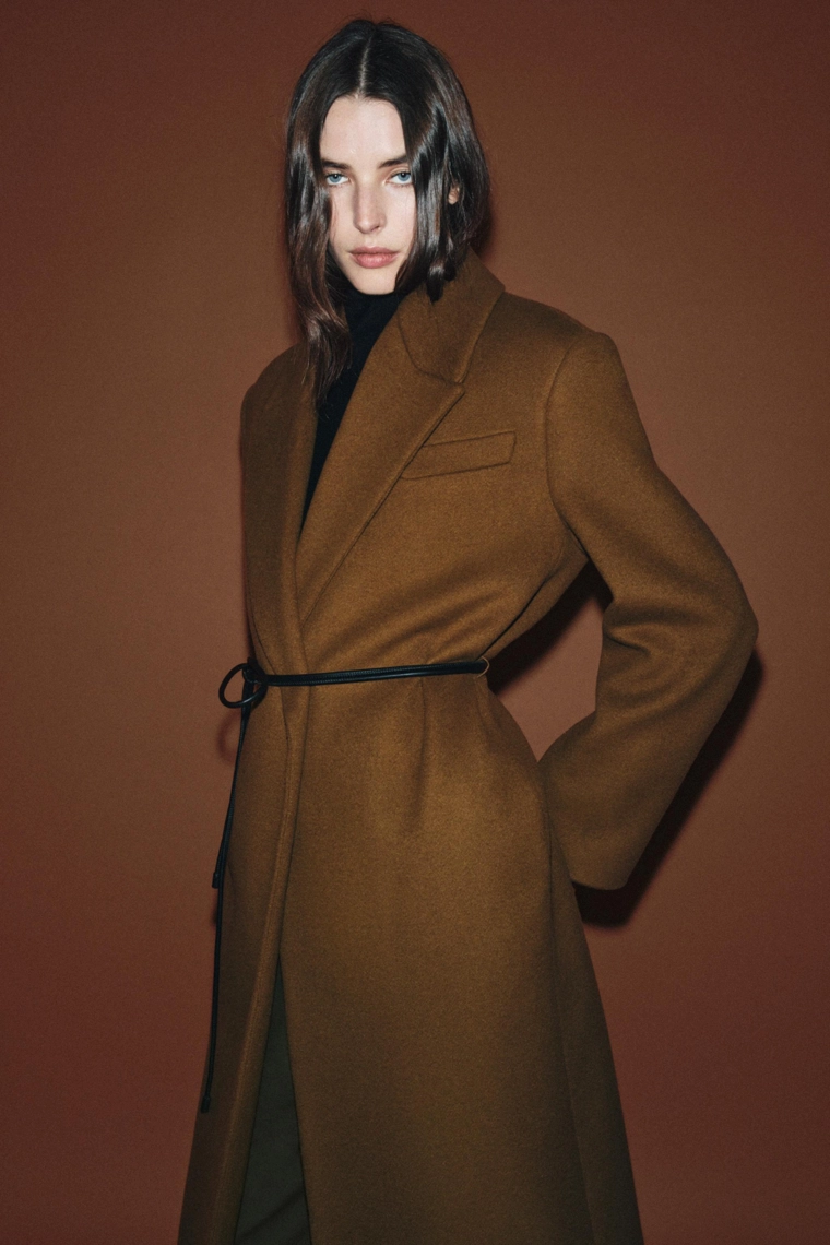 Пальто из шерсти с кожаным поясом коллекция zw