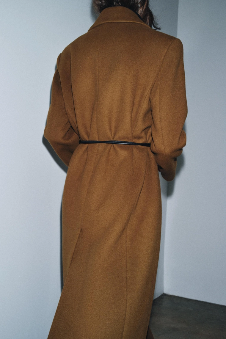 Пальто из шерсти с кожаным поясом коллекция zw