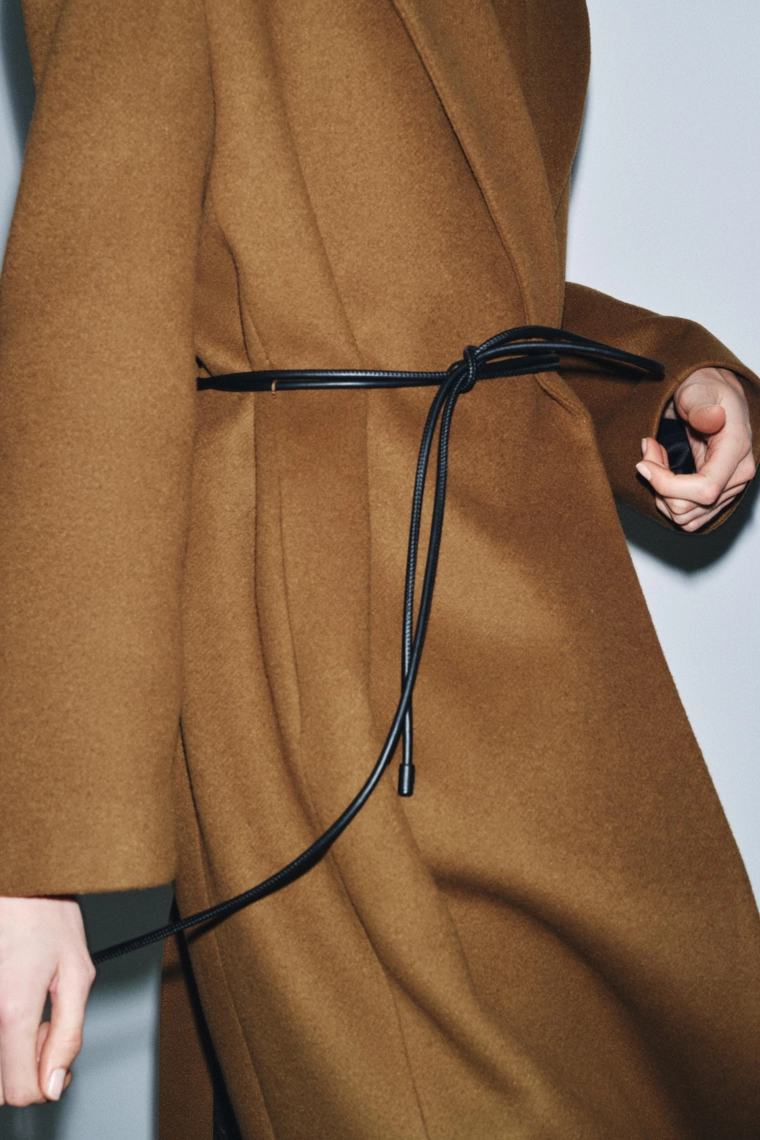 Пальто из шерсти с кожаным поясом коллекция zw