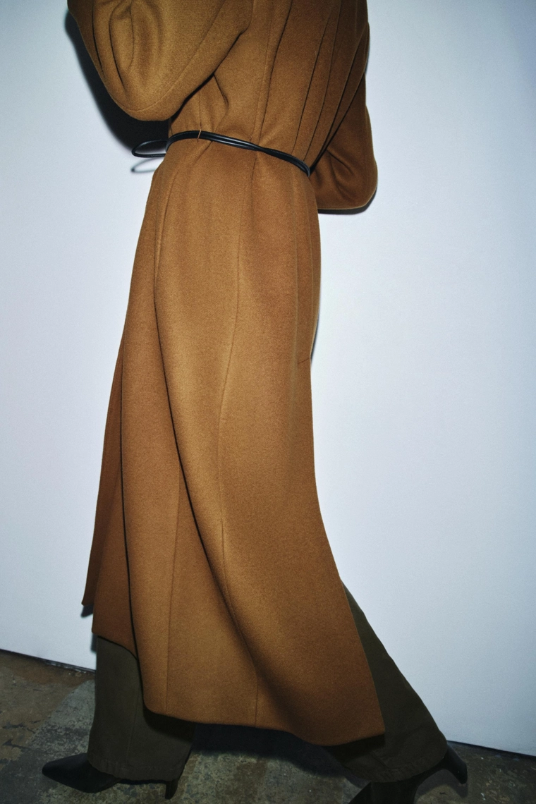 Пальто из шерсти с кожаным поясом коллекция zw