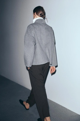 Укороченное пальто из мягкой ткани с пуговицей- Заказать в России