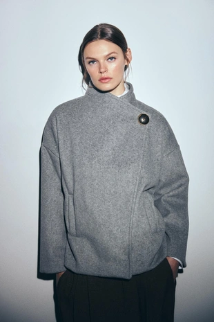 Укороченное пальто из мягкой ткани с пуговицей- Заказать в России