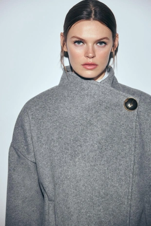 Укороченное пальто из мягкой ткани с пуговицей- Заказать в России