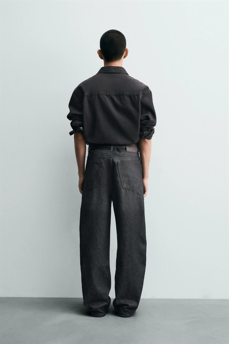 Джинсы свободного фасона с широкими штанинами