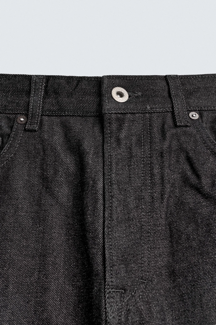 Джинсы свободного фасона с широкими штанинами