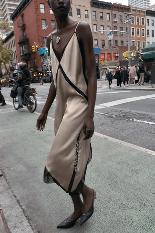 Атласное платье миди асимметричного кроя