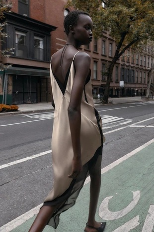 Атласное платье миди асимметричного кроя