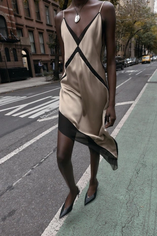 Атласное платье миди асимметричного кроя- Заказать в России